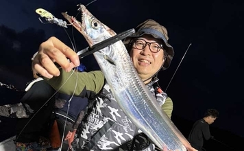 博多湾ライトテンヤ釣りでF4級含めてタチウオ好ヒット　キビナゴとイワシのエサ使い分けが奏功