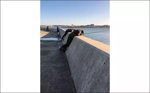 「周囲に他の釣り人がいる釣り場で注意したいこと3選　最低限のマナーを守って楽しもう」の画像