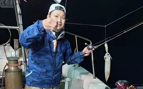 「【沖釣り釣果速報】夜焚きイカ釣りでパラソル級含む良型ヤリイカを好捕（福岡）」の画像