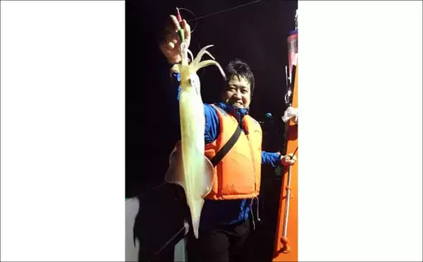 「【沖釣り釣果速報】夜焚きイカ釣りでパラソル級含む良型ヤリイカを好捕（福岡）」の画像