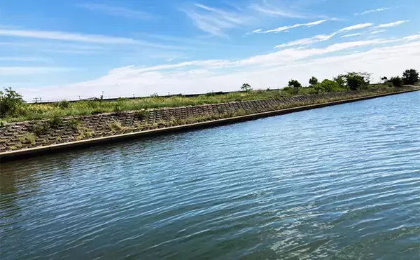 「「20cm級マハゼが堂々浮上！」長良川河口の穴釣りで秋の高活性ハゼを狙う」の画像