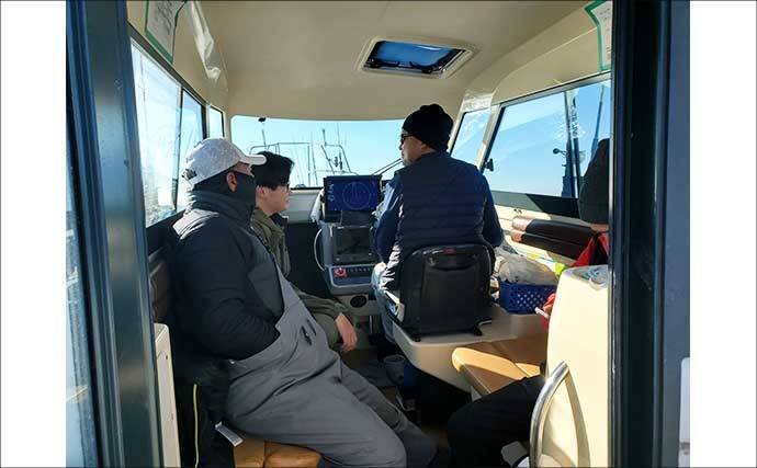 「まずはアジ確保から！」東京湾アジ泳がせ釣りで4.8kgワラサを手中【けやき丸】