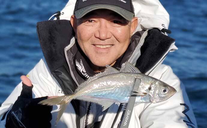 「まずはアジ確保から！」東京湾アジ泳がせ釣りで4.8kgワラサを手中【けやき丸】