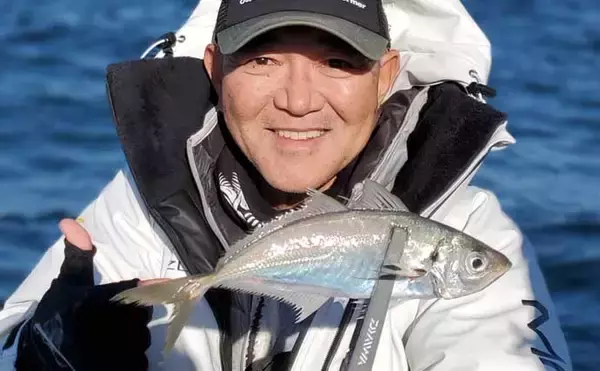 「「まずはアジ確保から！」東京湾アジ泳がせ釣りで4.8kgワラサを手中【けやき丸】」の画像