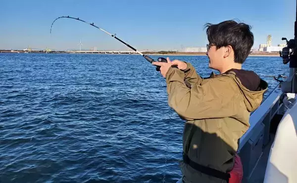 「「まずはアジ確保から！」東京湾アジ泳がせ釣りで4.8kgワラサを手中【けやき丸】」の画像