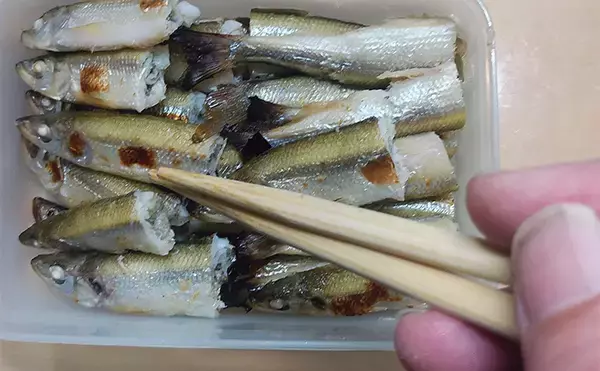 「釣魚で作る「保存可能なおつまみ」レシピ：ワカサギのグリエ　食べる前にレンジでチン」の画像