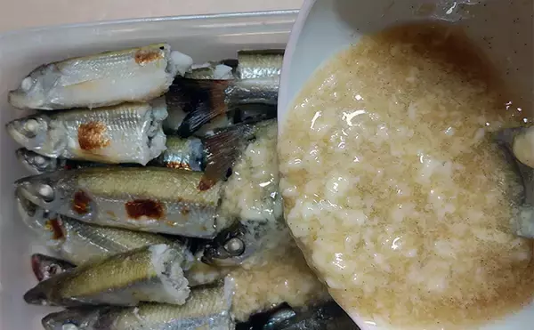 「釣魚で作る「保存可能なおつまみ」レシピ：ワカサギのグリエ　食べる前にレンジでチン」の画像