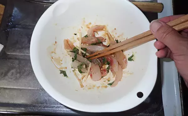 「釣魚で作る「漁師飯」レシピ：クロダイのなめろう風　味噌がミソ？」の画像