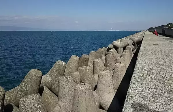 「『穴釣り』で海釣り入門のススメ　釣れるポイントの見極め方3選」の画像