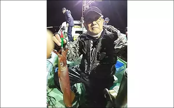「【玄界灘】夜焚きイカ最新釣果　50cmオーバー頭に良型ヤリイカ好調」の画像