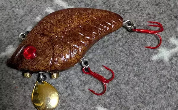 「ルアーでアメリカナマズを狙ってみた【京都】自作ルアー不発も定番のバイブレーションでGET」の画像