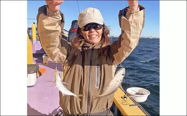 「東京湾ショートLTアジ釣りを親娘で満喫　1投目から連掛けで入れ食い」の画像