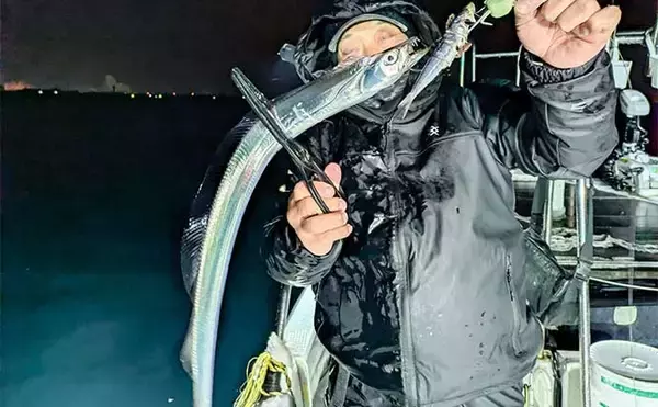 「「まるで修行？」富山湾のナイトテンヤタチウオ釣りで指4本級手中【富山県】」の画像