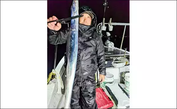 「「まるで修行？」富山湾のナイトテンヤタチウオ釣りで指4本級手中【富山県】」の画像