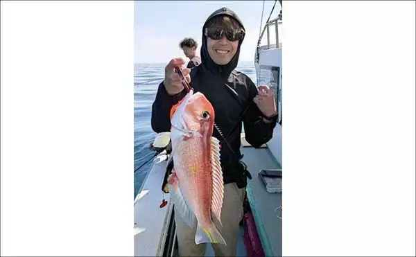 「ウルトラ級の特大マダイ91cmが浮上！ジグにヒット【沖釣り釣果速報11選・北陸】」の画像