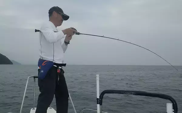 「小型メタルジグで狙う『タイジギング』のススメ　水平フォールがキモ」の画像