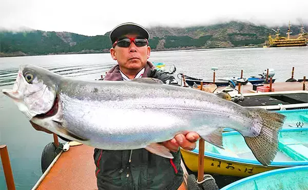 「ボートフライフィッシング3days釣行で大型トラウト続々【芦ノ湖】」の画像