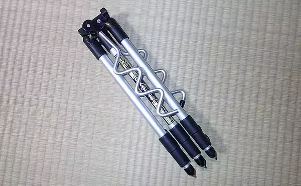 「釣りのトラブル回避法：釣り竿を地面に置いてはいけない理由とは」の画像