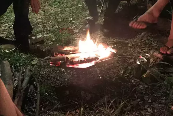 「『釣りキャンプ』の必携ギア9選　あると便利なアイテムも併せて紹介」の画像