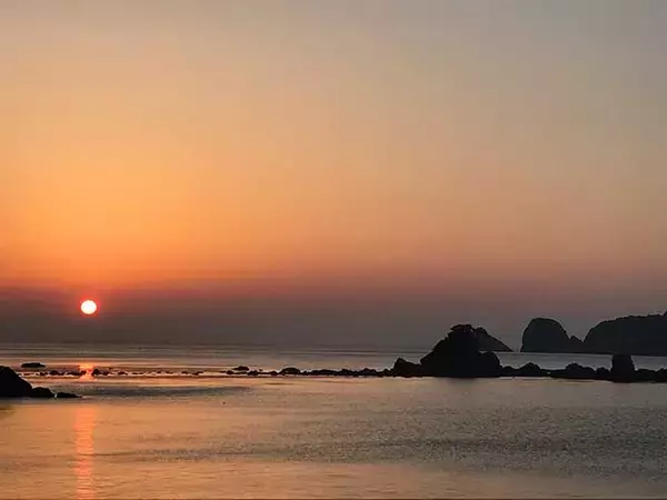 「『釣りキャンプ』の必携ギア9選　あると便利なアイテムも併せて紹介」の画像