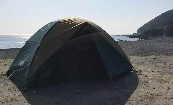 「『釣りキャンプ』の必携ギア9選　あると便利なアイテムも併せて紹介」の画像