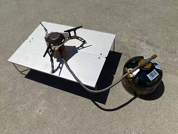 「『釣りキャンプ』の必携ギア9選　あると便利なアイテムも併せて紹介」の画像