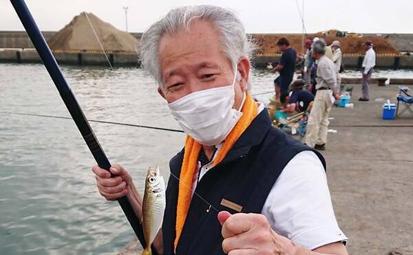 祖父を孫がアテンド サビキ釣りでアジ サバ イワシ 大磯港 年7月8日 エキサイトニュース