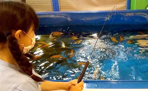 室内釣り堀でファミリーフィッシング 美コイに子供も大興奮 埼玉 年7月14日 エキサイトニュース