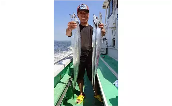 「東京湾エサタチウオ釣りで幅広の良型乱舞に大満足【神奈川・鴨下丸】」の画像
