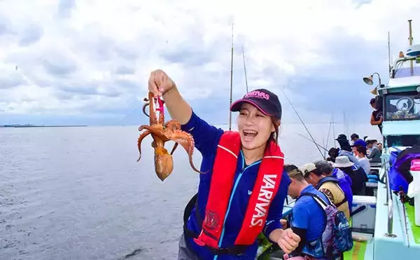 「杉田千紘が東京湾『エギタコ釣り』に挑む　夏に最高「旨辛レシピ」も紹介」の画像