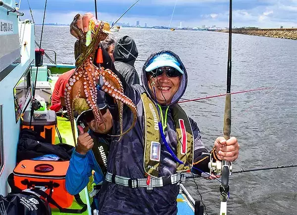 「杉田千紘が東京湾『エギタコ釣り』に挑む　夏に最高「旨辛レシピ」も紹介」の画像