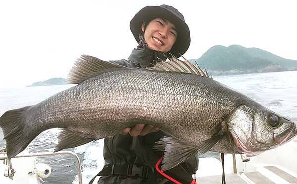 ボートヒラスズキゲームで 荒磯の王者 74cm堂々浮上 長崎 年8月7日 エキサイトニュース