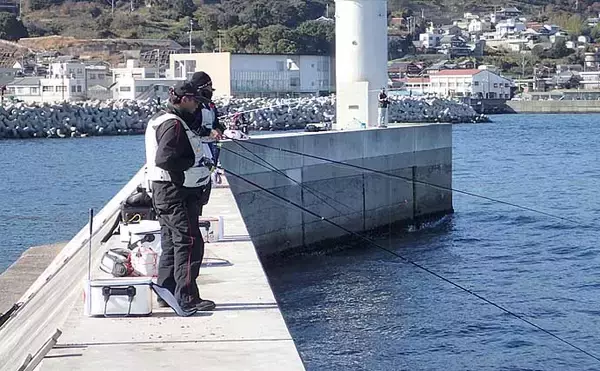 「秋の波止グレ釣りを『2段ウキ』仕掛けで攻略　有効な場面や使い方を解説」の画像