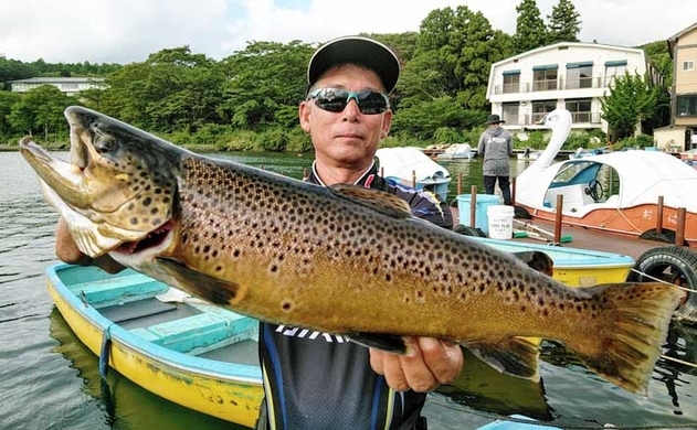 ボートフライ釣りで台風被害後の芦ノ湖を調査 62 5cmコーホー登場 19年11月24日 エキサイトニュース