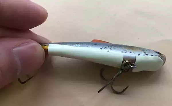 「タチウオ向け『蓄光』カスタムのススメ　夜光ルアー購入前にお試しあれ」の画像