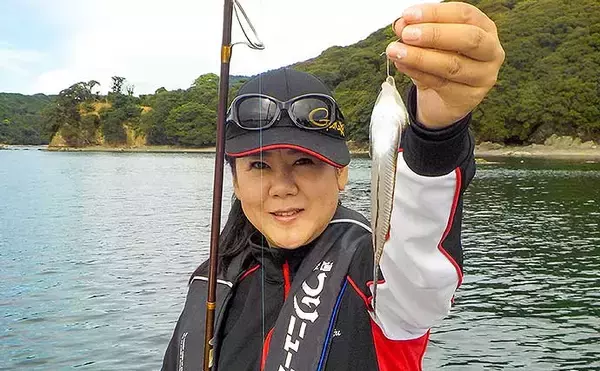 「イカダエギングで秋アオリ狙い　新子に混じり良型700g級も【日乃出屋】」の画像