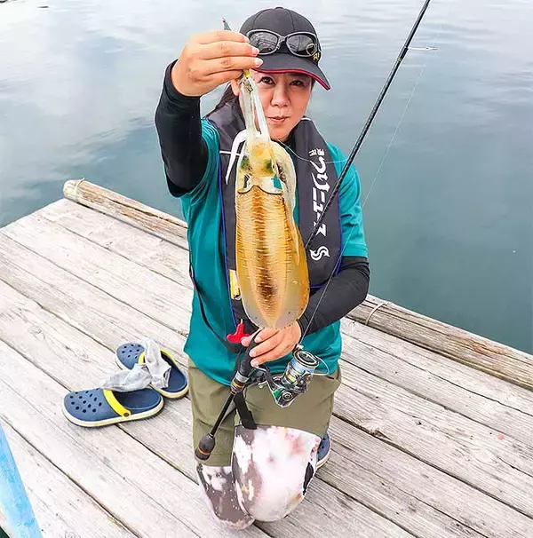 「イカダエギングで秋アオリ狙い　新子に混じり良型700g級も【日乃出屋】」の画像