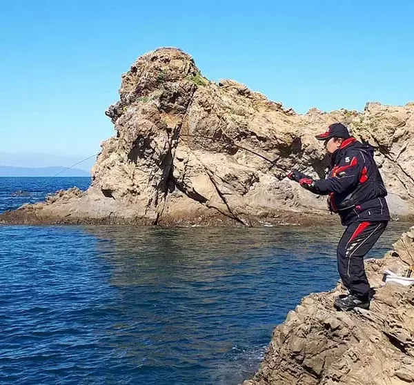 「秋の磯フカセ釣りでグレ10匹手中　むき身エサに好反応【愛媛・矢が浜】」の画像