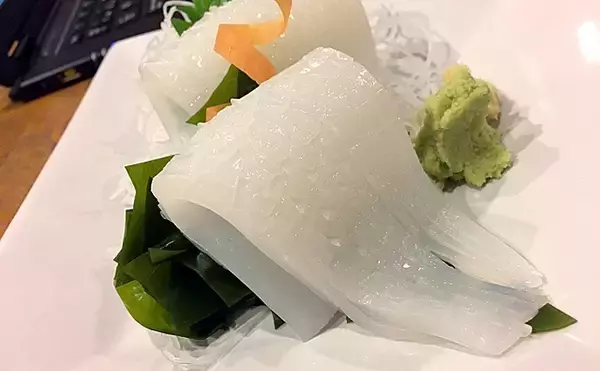 「沖縄でアオリイカが豊漁　ご当地グルメ『墨汁』はインパクト強め？」の画像