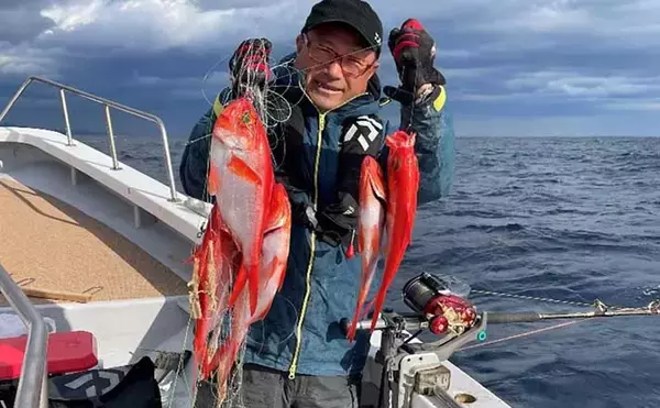 新島キンメ初挑戦で10匹 多点掛けヒットはイルカの餌食に【番匠高宮丸 