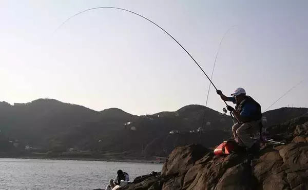 「磯釣り入門にマストな「身を守る」アイテム5選　安心して釣りを楽しもう」の画像