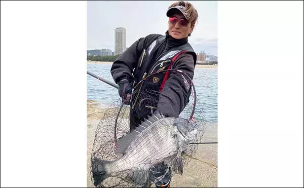 「沖堤フカセ釣りで40cmチヌ　さしエサのローテが的中【須磨一文字】」の画像