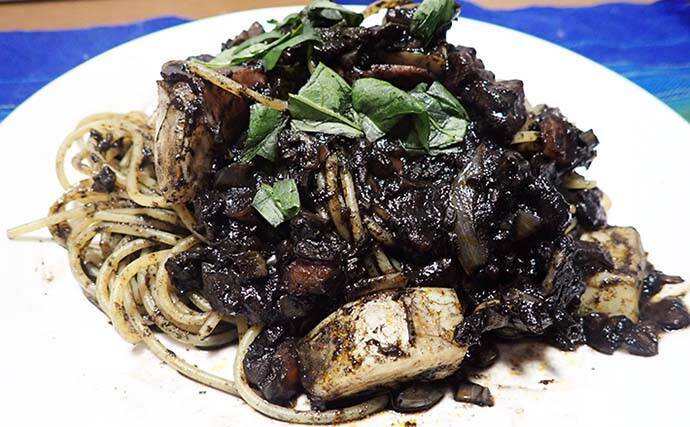 【釣果レシピ】コウイカの「イカスミパスタ」　持ち帰り方にはご注意を