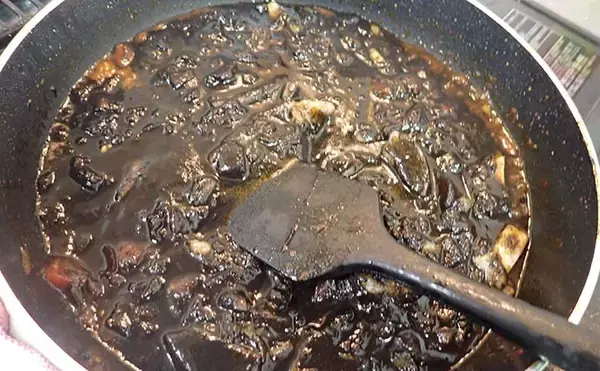 「【釣果レシピ】コウイカの「イカスミパスタ」　持ち帰り方にはご注意を」の画像