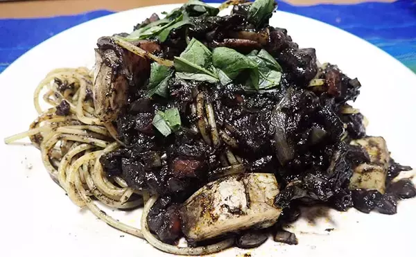 【釣果レシピ】コウイカの「イカスミパスタ」　持ち帰り方にはご注意を