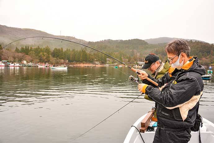 解禁直後のボートトラウトゲーム堪能　乗らないアタリに苦戦【芦ノ湖】
