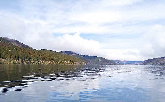 解禁直後のボートトラウトゲーム堪能　乗らないアタリに苦戦【芦ノ湖】