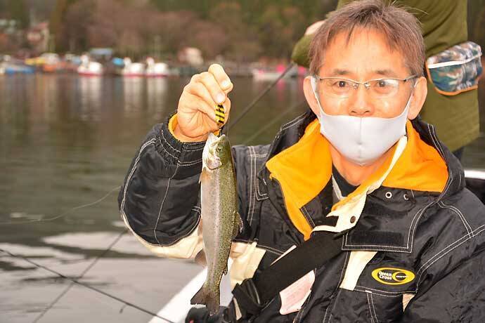 解禁直後のボートトラウトゲーム堪能　乗らないアタリに苦戦【芦ノ湖】