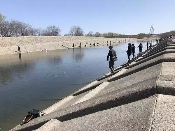 「スプーンにトレーラー装着でニジマス爆釣【愛知・北方川釣り体験場】」の画像