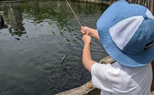 ゲームに夢中の子供と管理釣り場を満喫 釣り好きにさせるコツとは 21年5月27日 エキサイトニュース
